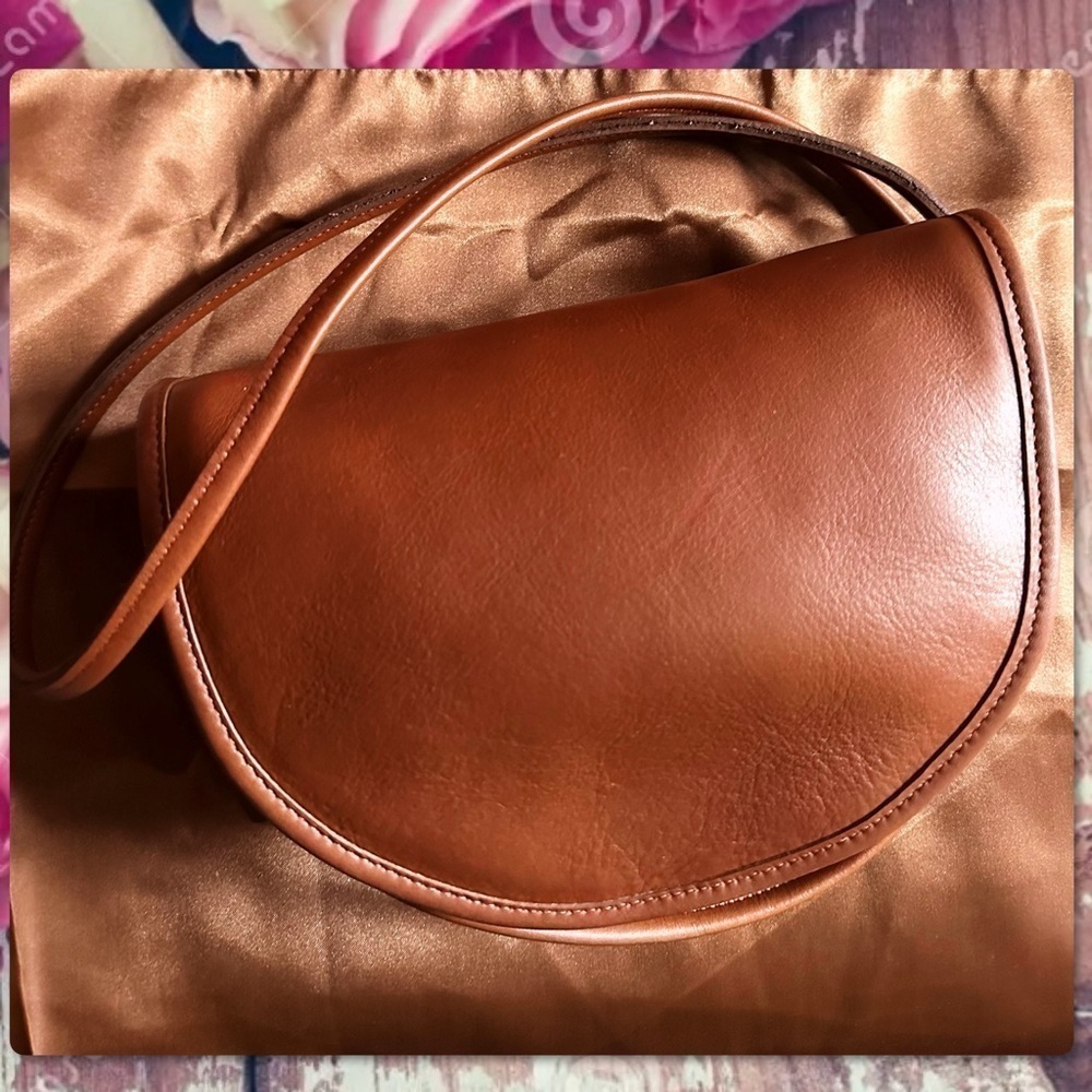 VINTAGE COACH KIMBALL HALF MOON BRITISH TAN CROSSBODY BAG
9911 - Picture 11 of 17